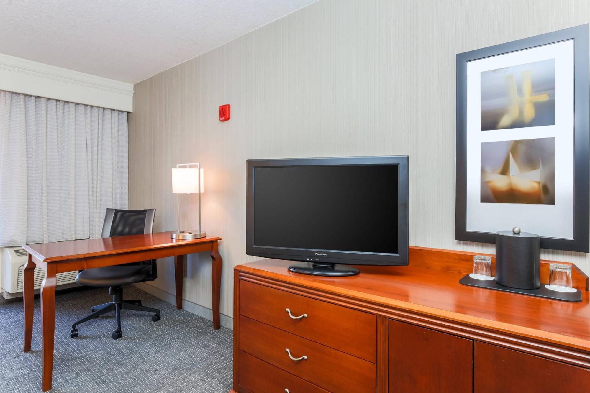 Courtyard By Marriott Roseville Galleria Mall/Creekside Ridge Drive Екстериор снимка