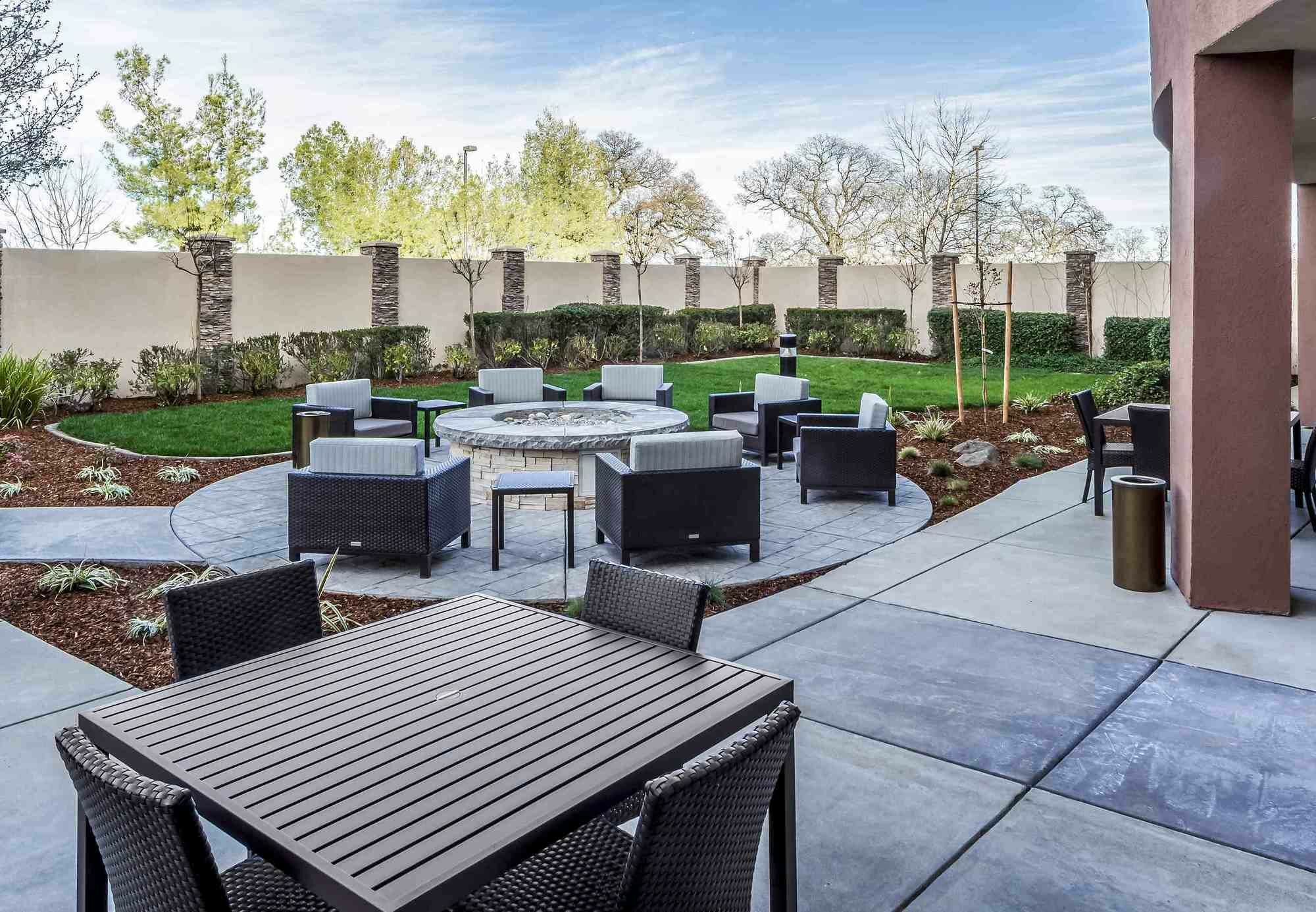 Courtyard By Marriott Roseville Galleria Mall/Creekside Ridge Drive Екстериор снимка